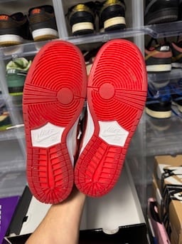 Size 8.5 Preowned Nike SB Dunk Low Valentine's Day (2014)