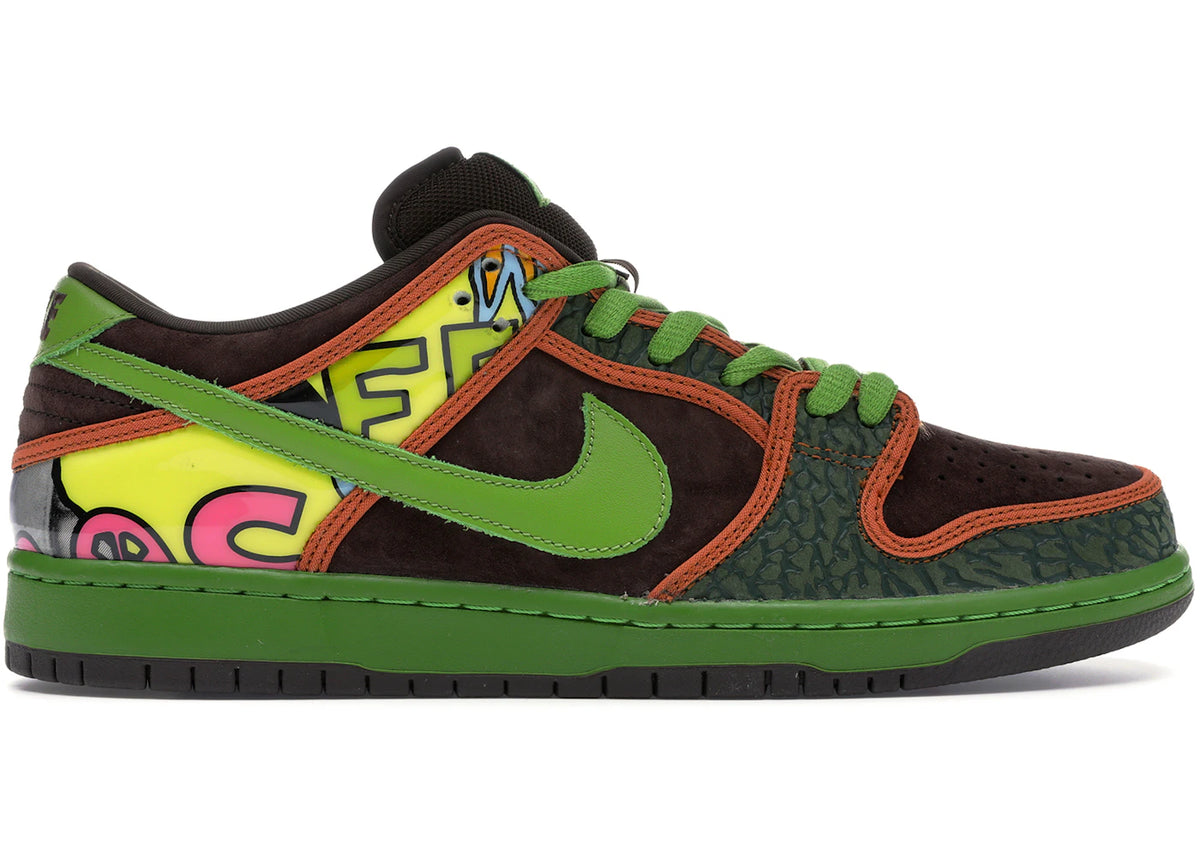 https://images.stockx.com/images/Nike-Dunk-SB-Low-De-La-Soul-2015-Product.jpg?fit=fill&bg=FFFFFF&w=700&h=500&fm=webp&auto=compress&q=90&dpr=2&trim=color&updated_at=1738193358