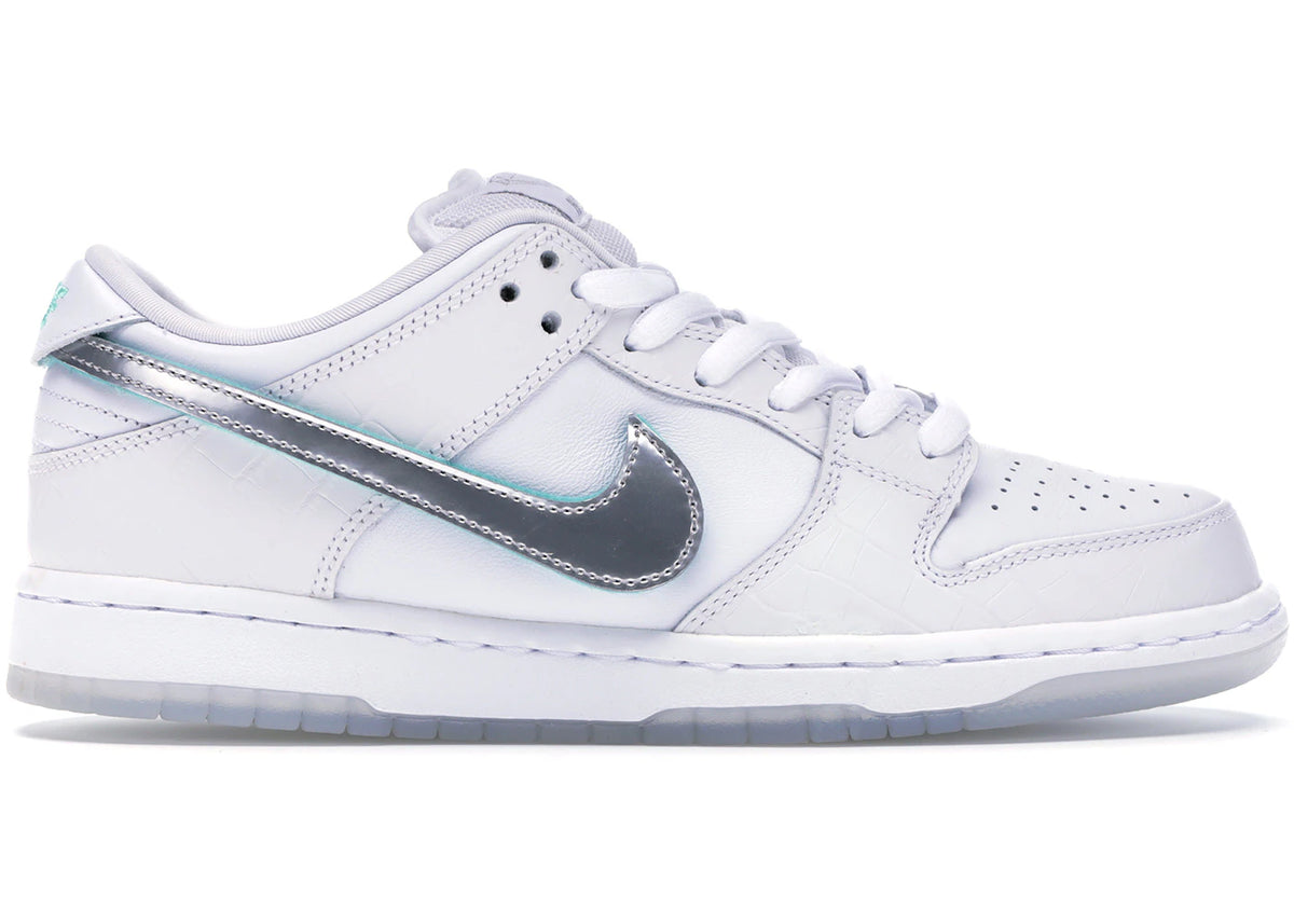 https://images.stockx.com/images/Nike-SB-Dunk-Low-Diamond-Supply-Co-White-Diamond-Product.jpg?fit=fill&bg=FFFFFF&w=700&h=500&fm=webp&auto=compress&q=90&dpr=2&trim=color&updated_at=1738193358