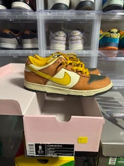 Size 9 Preowned Nike SB Dunk Low Vapour Mineral Yellow
