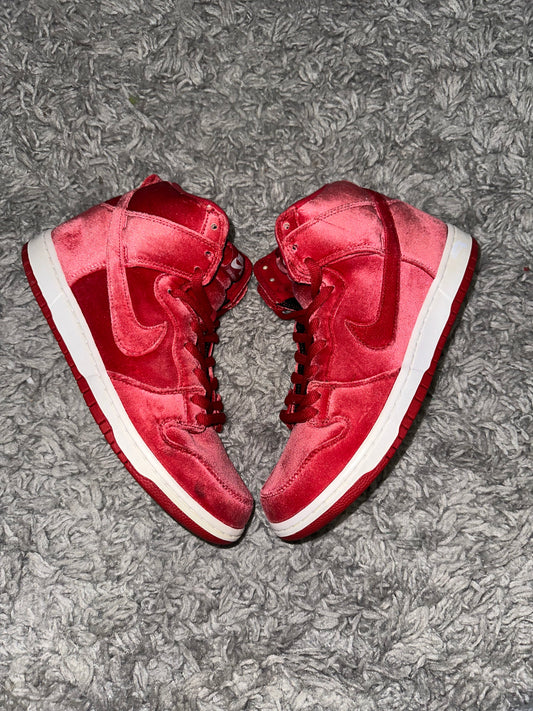 Nike SB Dunk High ‘Red Velvet’