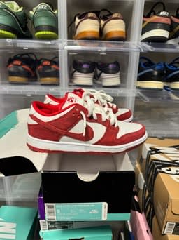 Size 8.5 Preowned Nike SB Dunk Low Valentine's Day (2014)