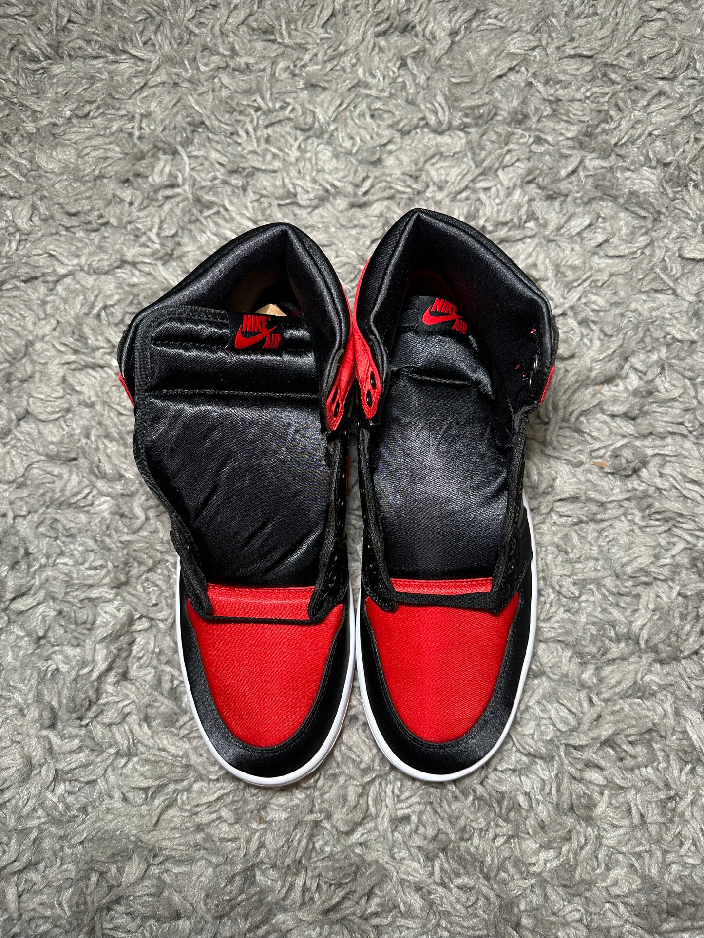 WMNS AIR JORDAN 1 RETRO HI OG ‘Satin Bred’