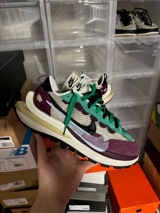 HY896 Nike Vaporwaffle sacai Villain Red Neptune Green
