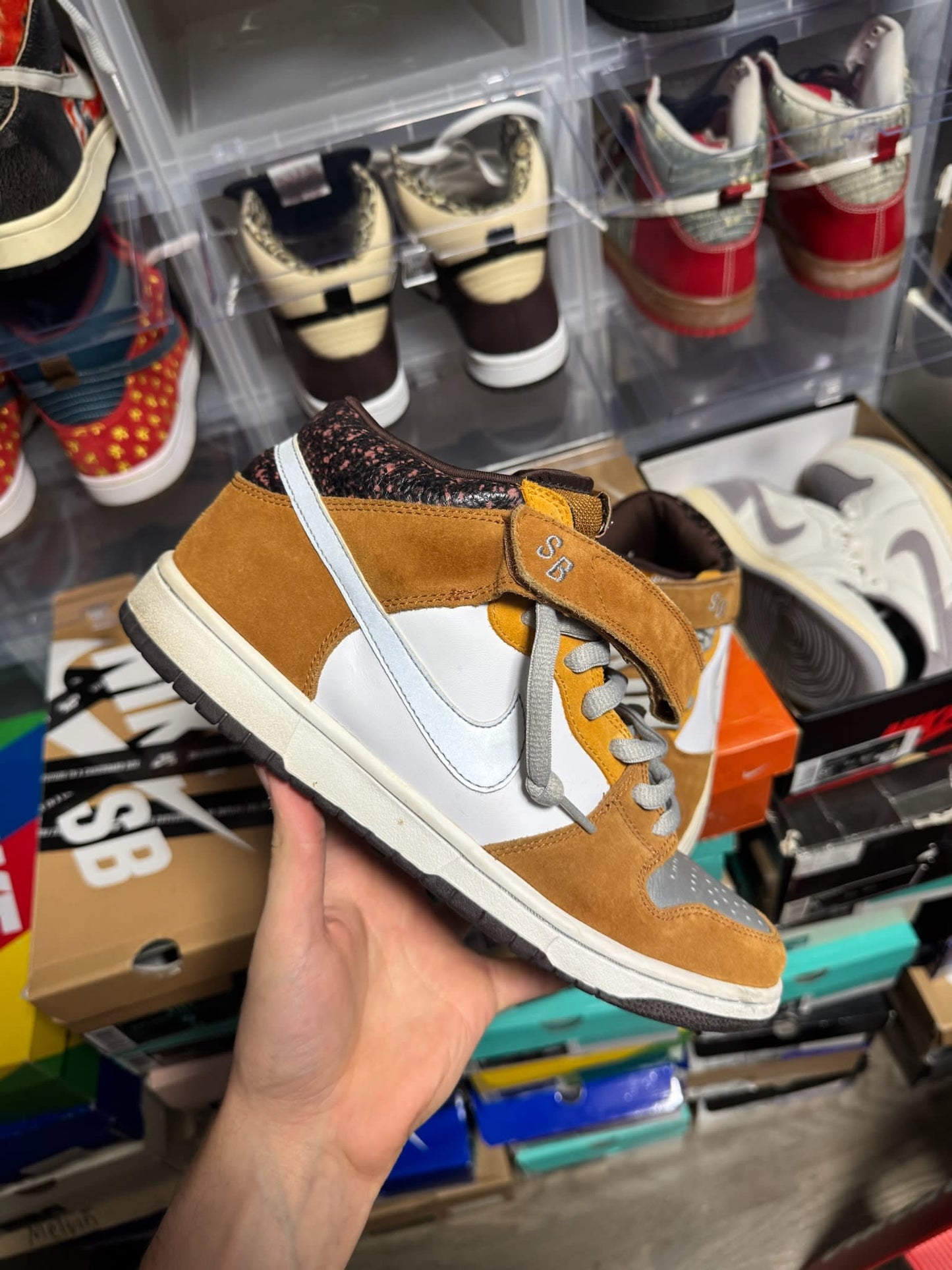 Size 9.5 Preowned (NB) Nike SB Dunk Mid Fender Bass