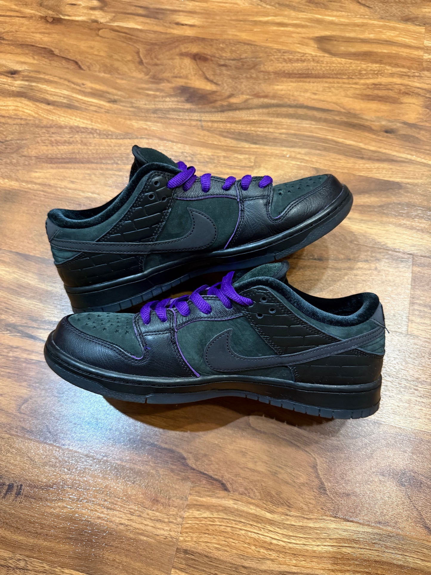 Size 9 Preowned Nike SB Dunk Low Familia First Avenue