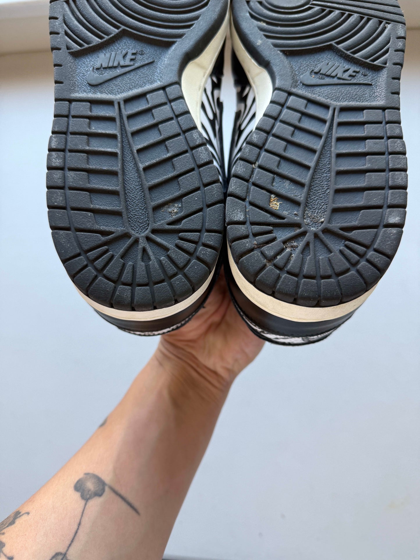 Size 9 Preowned (RB) Nike SB Dunk Low OG QS Quartersnacks Zebra