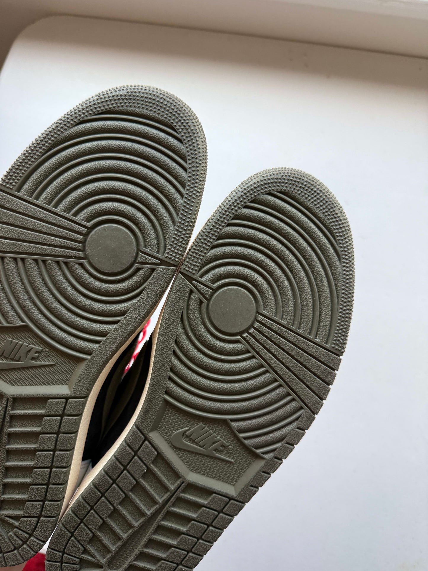 HY323 Jordan 1 Retro Low OG SP Travis Scott Olive (Women's)
