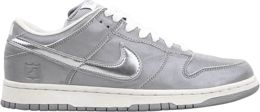https://images.stockx.com/images/Nike-Dunk-SB-Low-Medicom-3.png?fit=fill&bg=FFFFFF&w=1000&fm=webp&auto=compress&q=90&dpr=2&trim=color&updated_at=1608511110